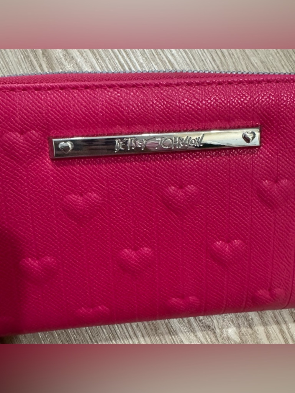 Betsey Johnson hot pink Heart Embossed vegan leather Wristlet Wallet nwot - Picture 2 of 5
